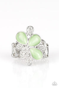 diamond-daises-green-ring-paparazzi-accessories