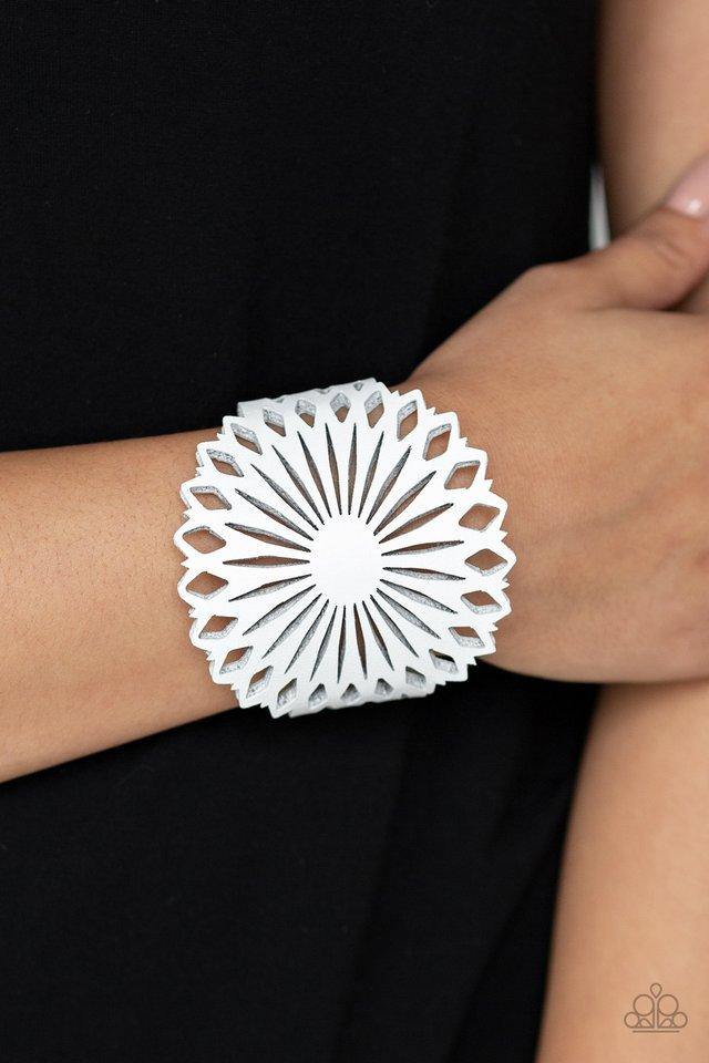 wildflower-garden-white-bracelet-paparazzi-accessories